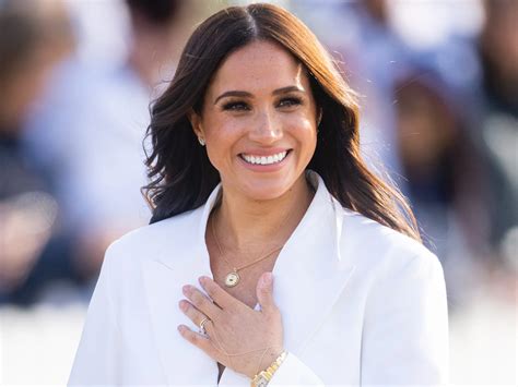 Meghan Markle Wore an Oversized Nude Blazer During a Secret。